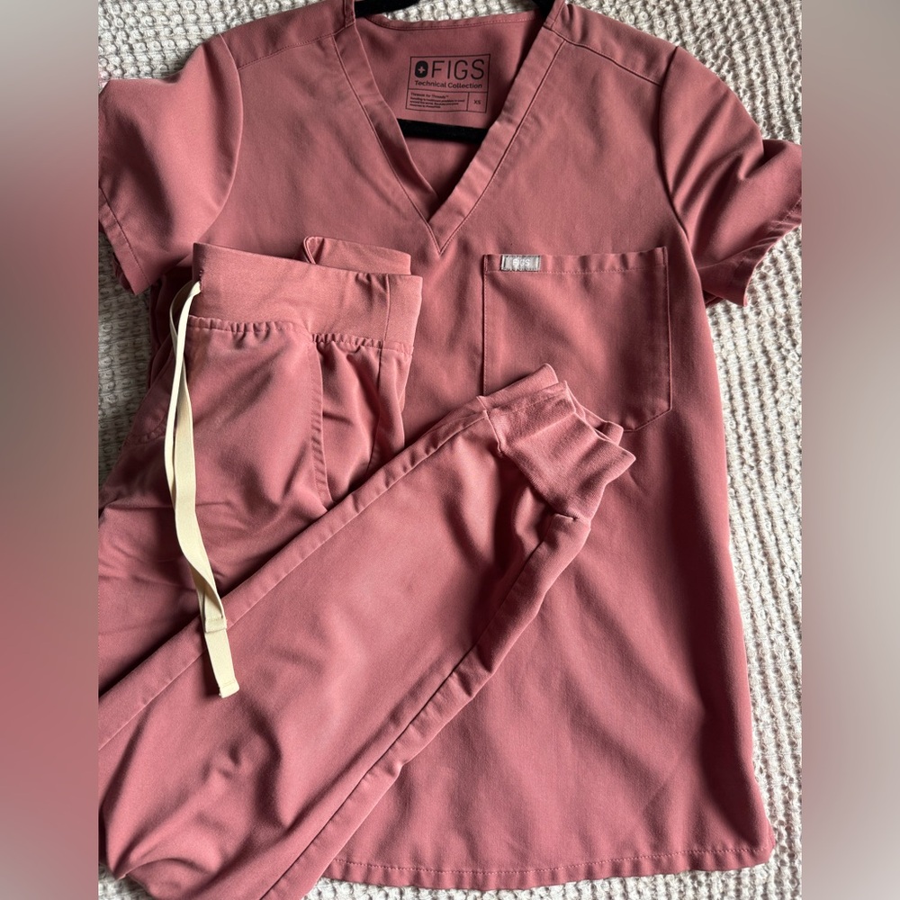 Women’s FIGS scrub set XS